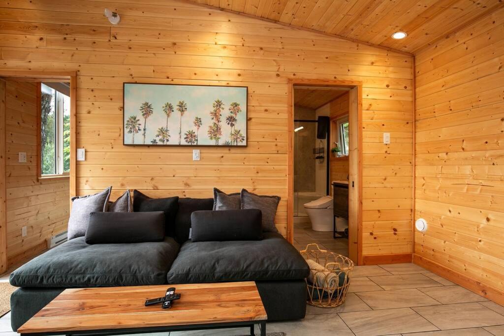 Sooke Vacations - 1-bedroom knotty Pine cabin w sauna  jacuzzi - Property Image 32