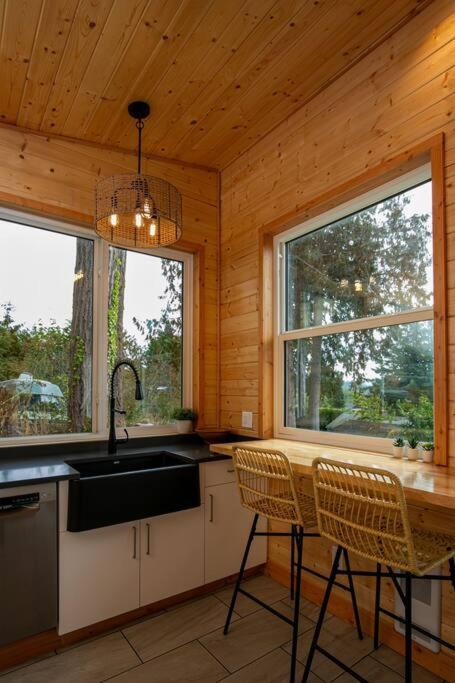 Sooke Vacations - 1-bedroom knotty Pine cabin w sauna  jacuzzi - Property Image 38