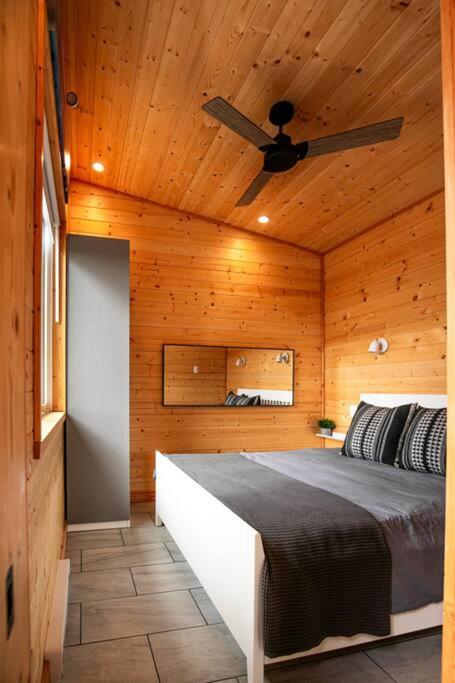 Sooke Vacations - 1-bedroom knotty Pine cabin w sauna  jacuzzi - Property Image 39