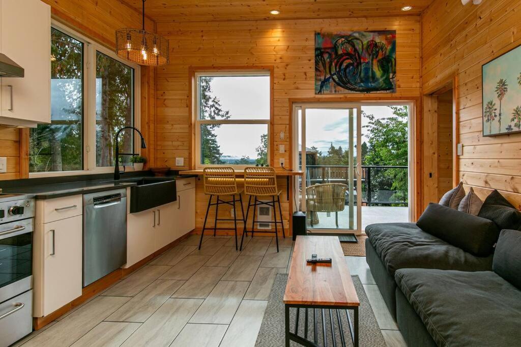 Sooke Vacations - 1-bedroom knotty Pine cabin w sauna  jacuzzi - Property Image 44