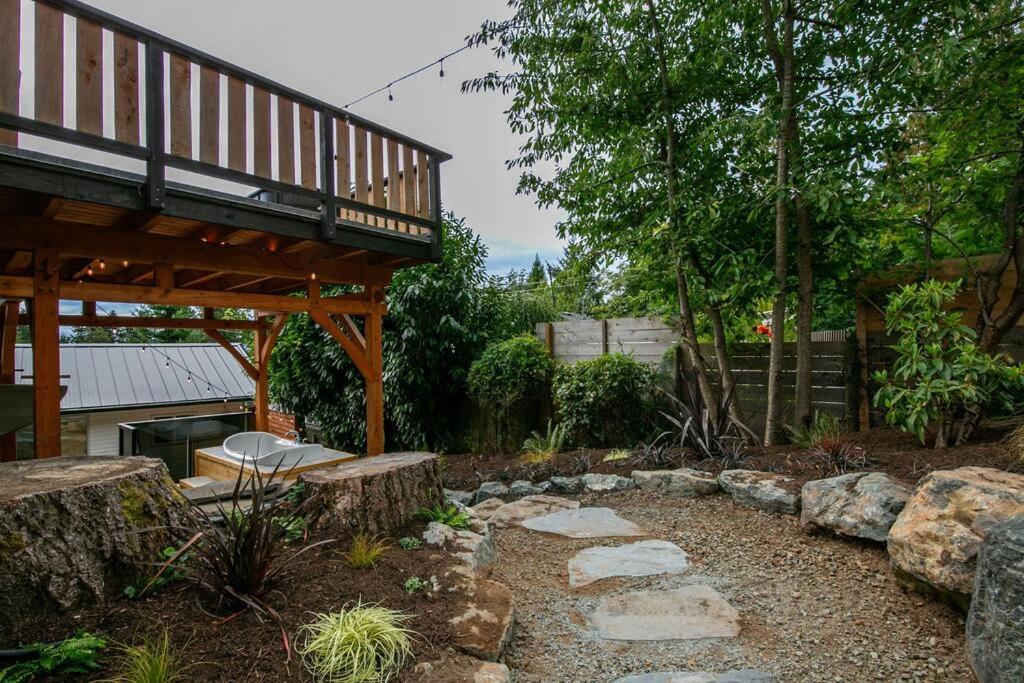 Sooke Vacations - 1-bedroom knotty Pine cabin w sauna  jacuzzi - Property Image 45