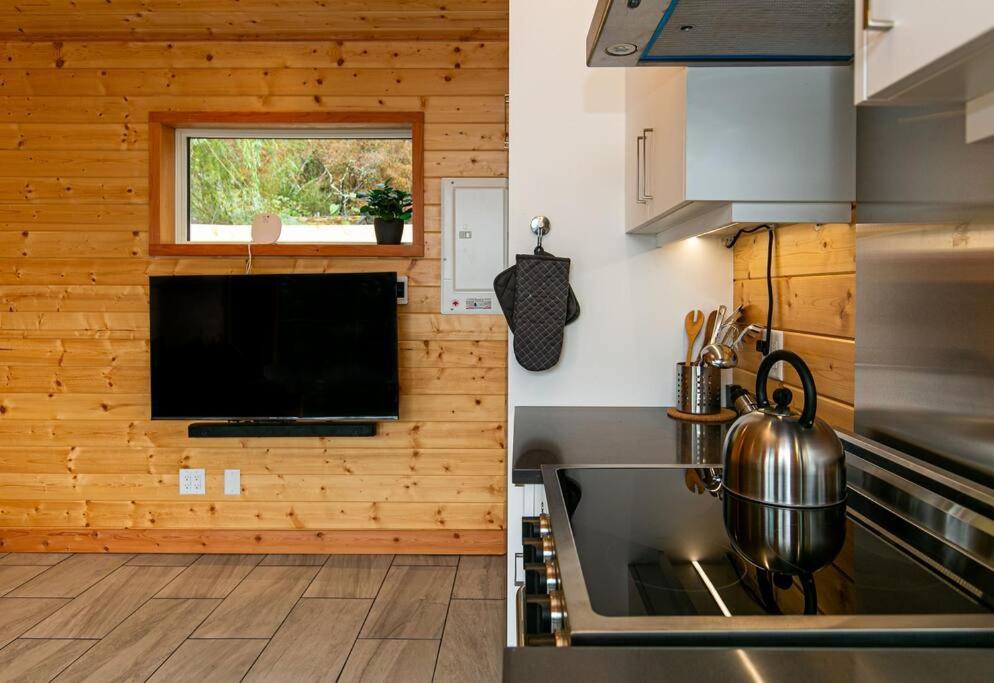 Sooke Vacations - 1-bedroom knotty Pine cabin w sauna  jacuzzi - Property Image 47