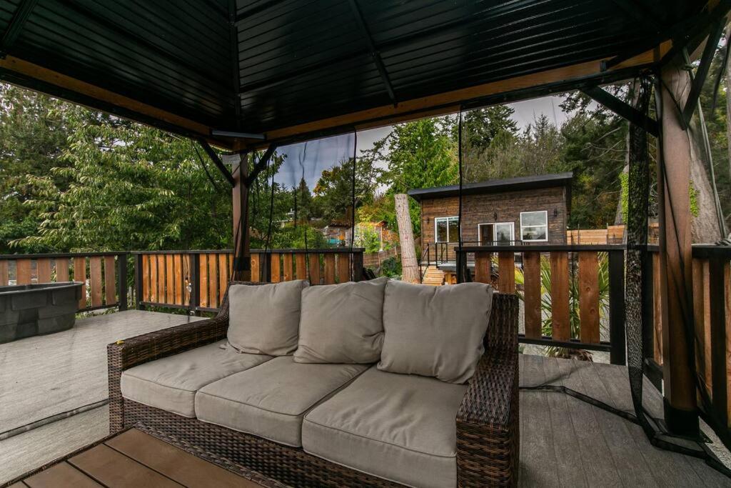 Sooke Vacations - 1-bedroom knotty Pine cabin w sauna  jacuzzi - Property Image 2