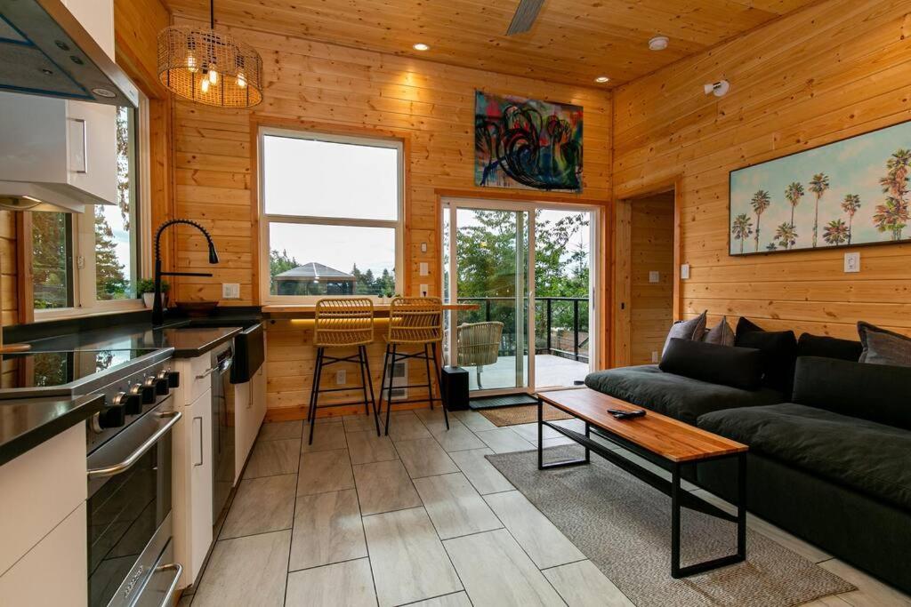 Sooke Vacations - 1-bedroom knotty Pine cabin w sauna  jacuzzi - Property Image 3