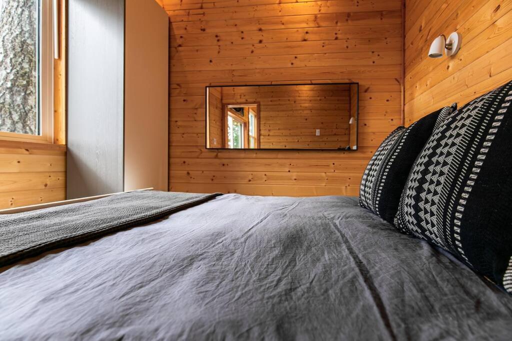 Sooke Vacations - 1-bedroom knotty Pine cabin w sauna  jacuzzi - Property Image 11