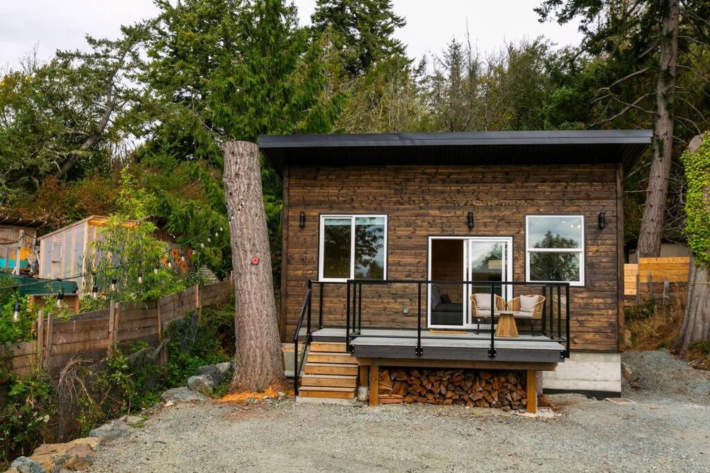Sooke Vacations - 1-bedroom knotty Pine cabin w sauna  jacuzzi - Property Image 16