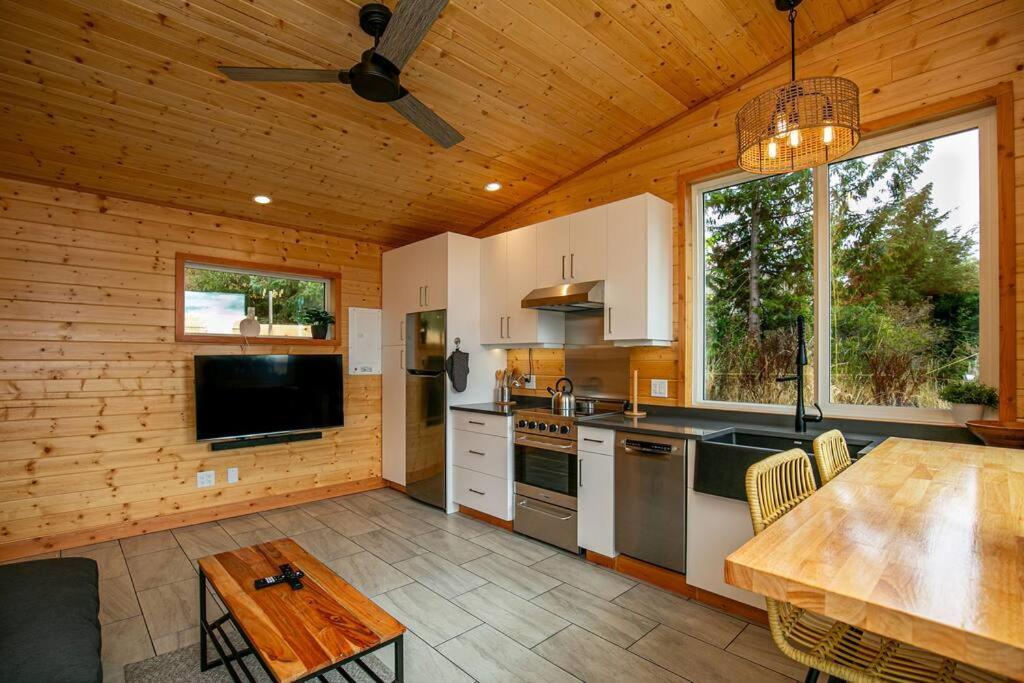 Sooke Vacations - 1-bedroom knotty Pine cabin w sauna  jacuzzi - Property Image 22