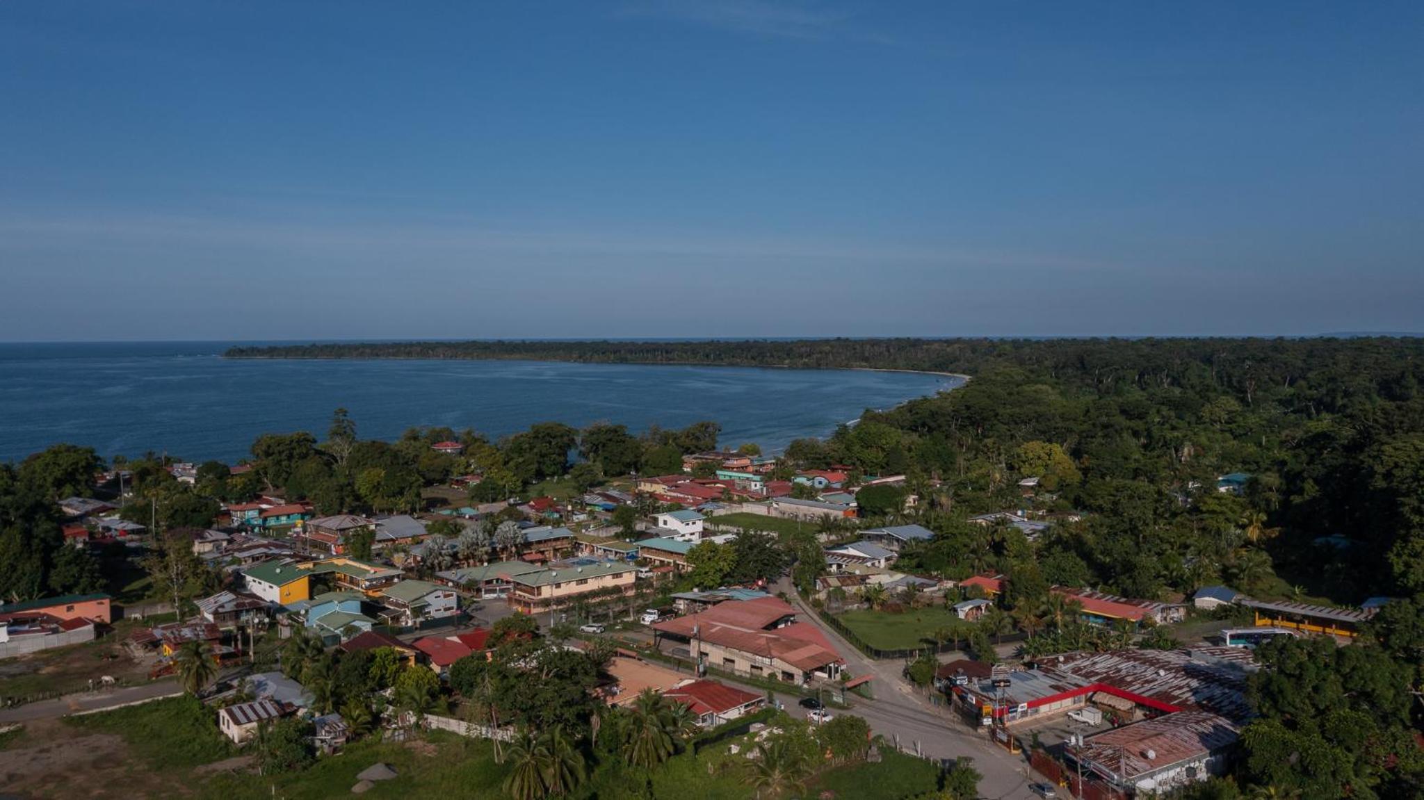 Namaitamí Casa Hermosa con AC y piscina a Solo 650 Metros del Parque Nacional Cahuita