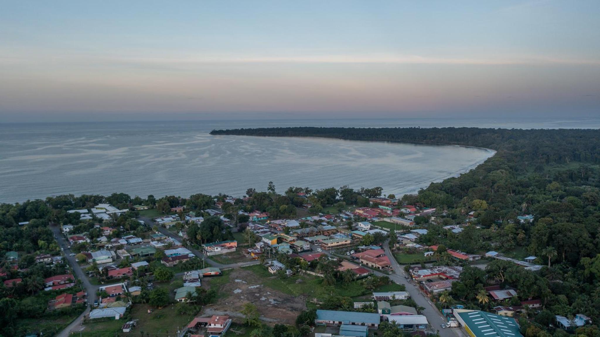 Namaitamí Casa Hermosa con AC y piscina a Solo 650 Metros del Parque Nacional Cahuita
