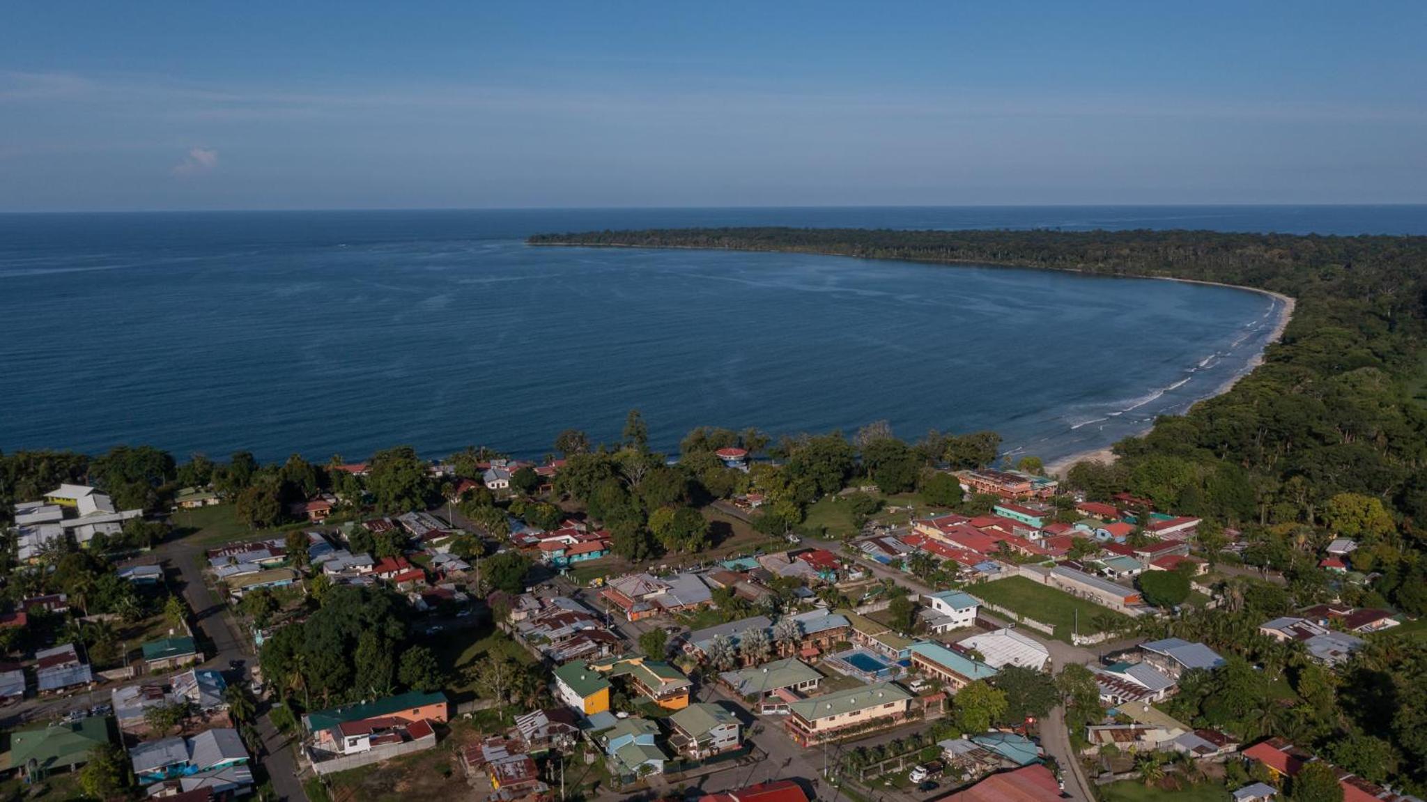 Namaitamí Casa Hermosa con AC y piscina a Solo 650 Metros del Parque Nacional Cahuita