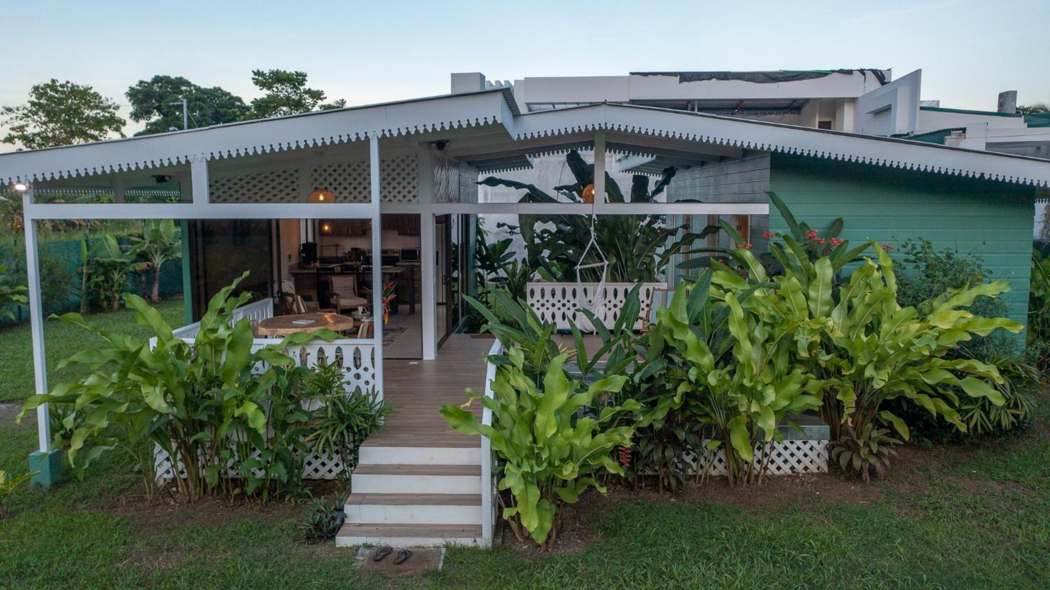 Namaitamí Casa Hermosa con AC y piscina a Solo 650 Metros del Parque Nacional Cahuita