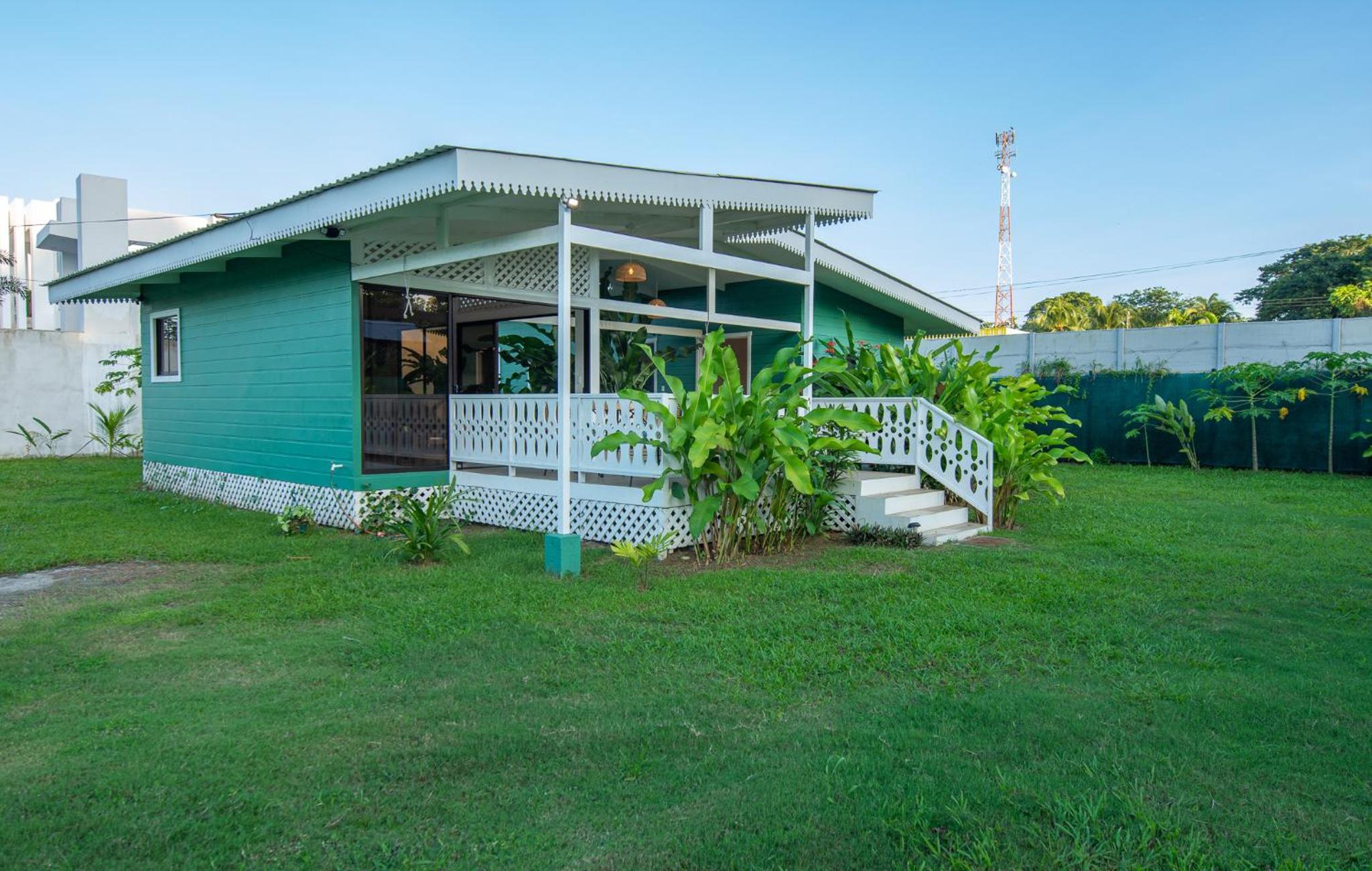 Namaitamí Casa Hermosa con AC y piscina a Solo 650 Metros del Parque Nacional Cahuita