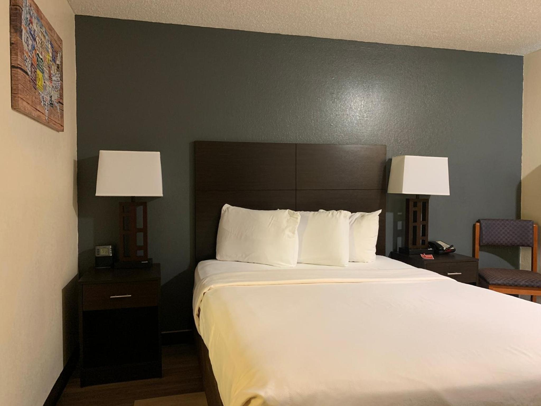 Brentwood Inn Clinton view 3