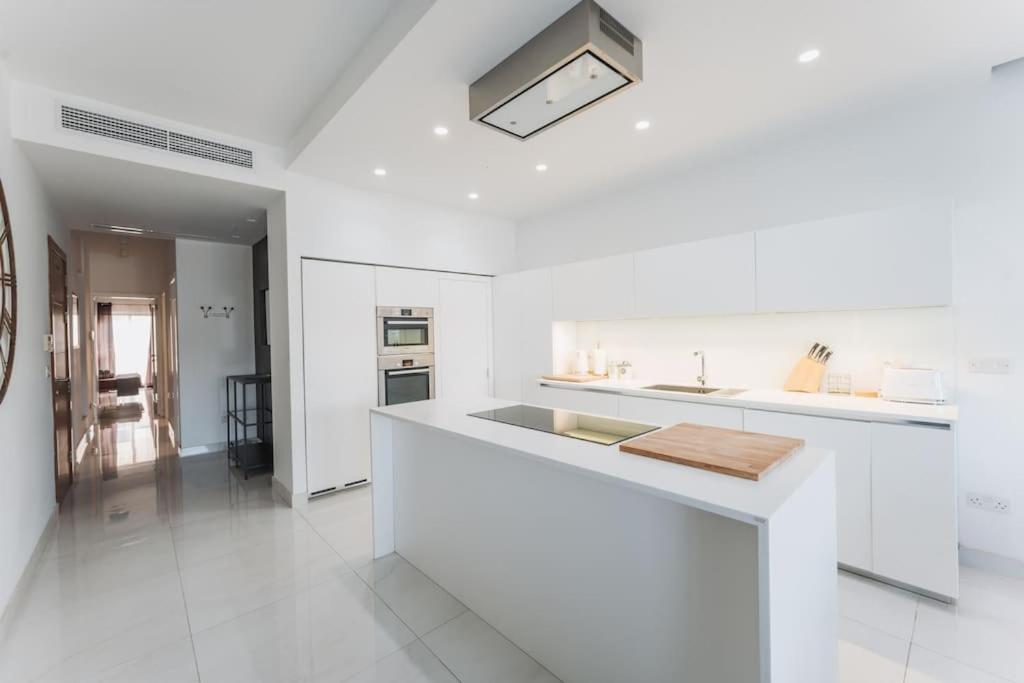Luxury Sea View Apartment in Prime Location photo 2