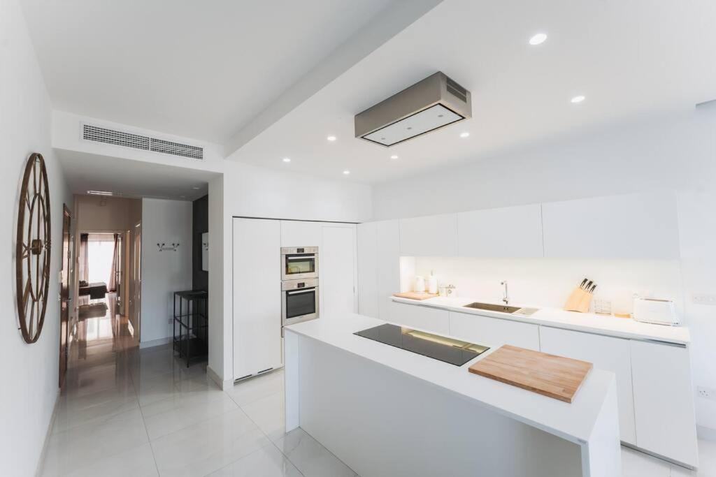 Luxury Sea View Apartment in Prime Location photo 3