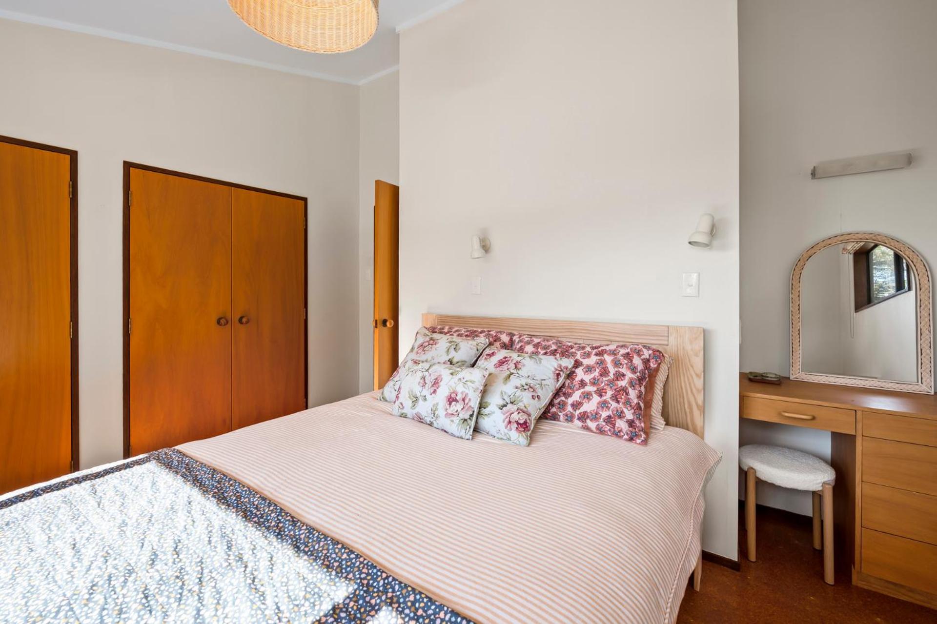 Lakeside Stunner - Omori Holiday Home view 2