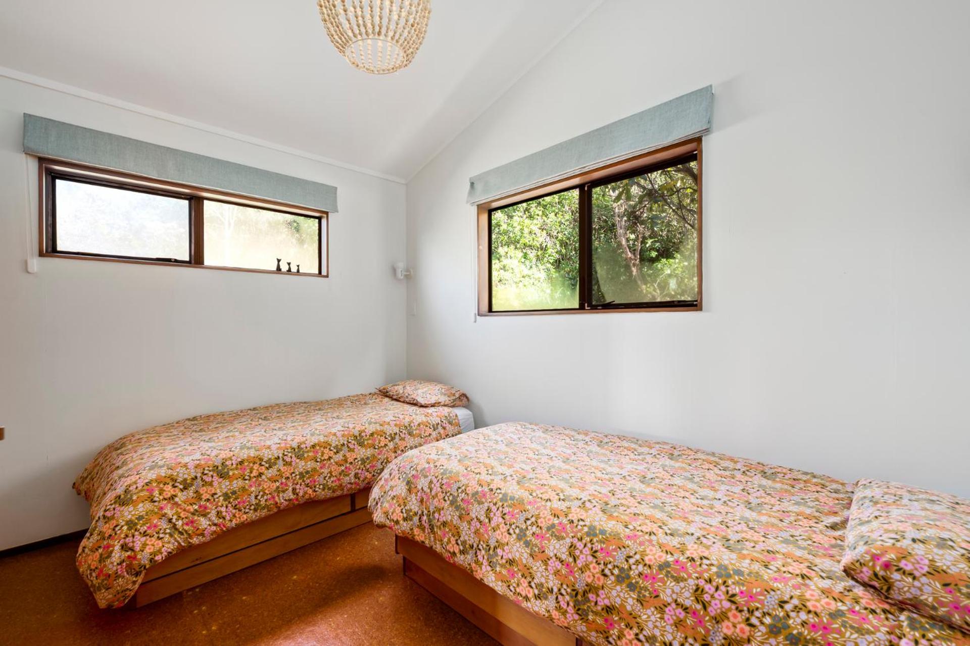 Lakeside Stunner - Omori Holiday Home view 3