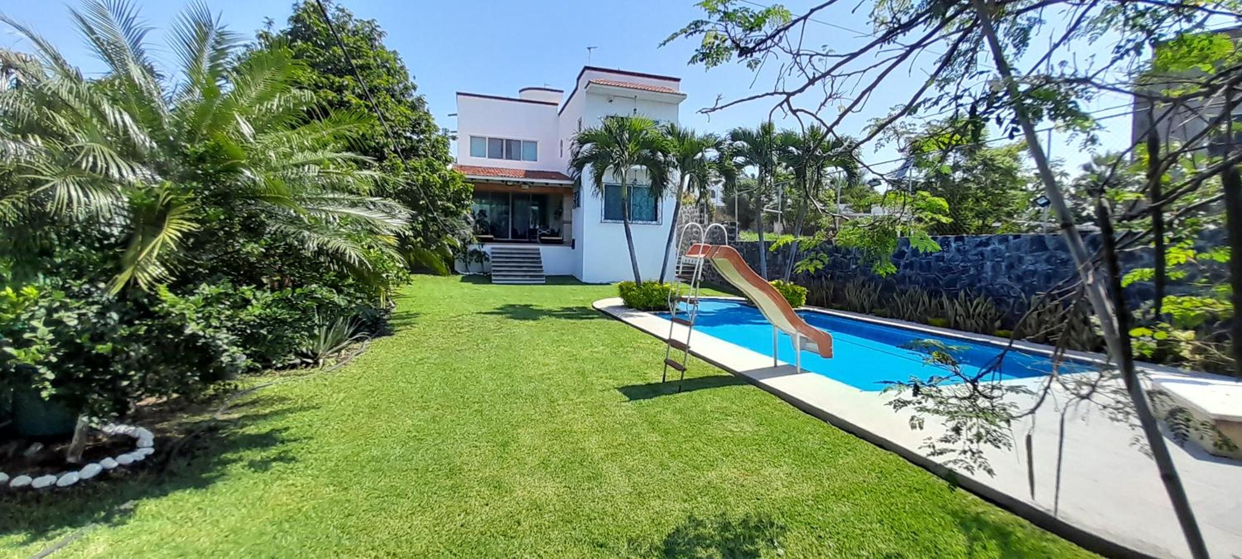Casa con alberca privada y agradable jardín view 2