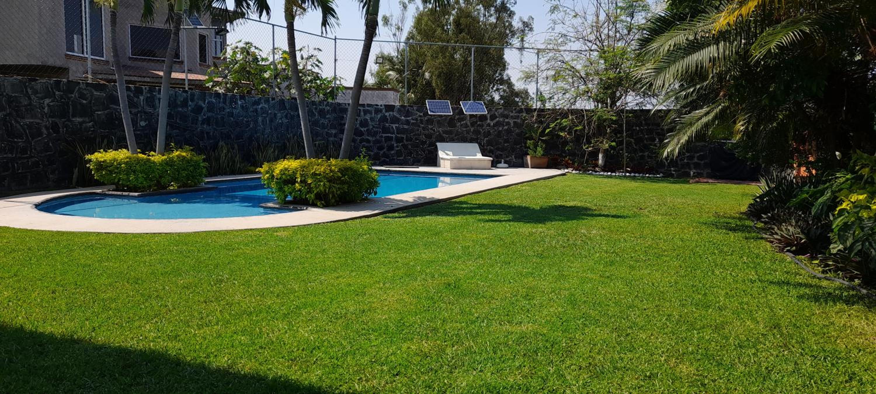 Casa con alberca privada y agradable jardín view 3