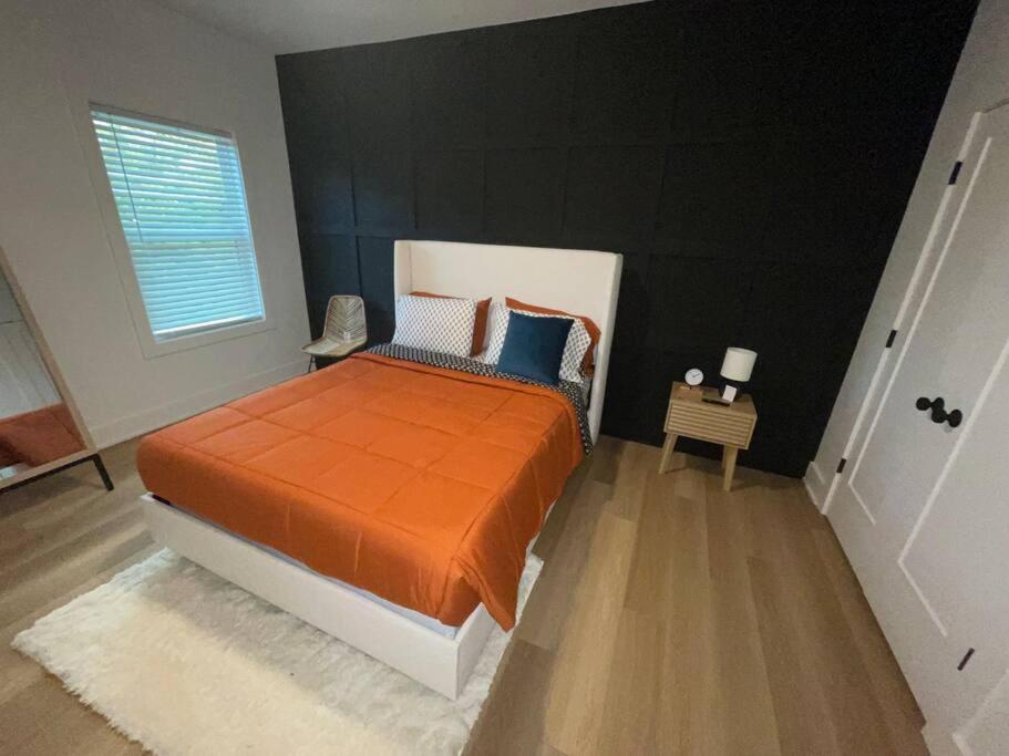 Downtown New 3 Story Sleeps 14 view 2