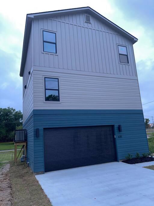Downtown New 3 Story Sleeps 14 view 3