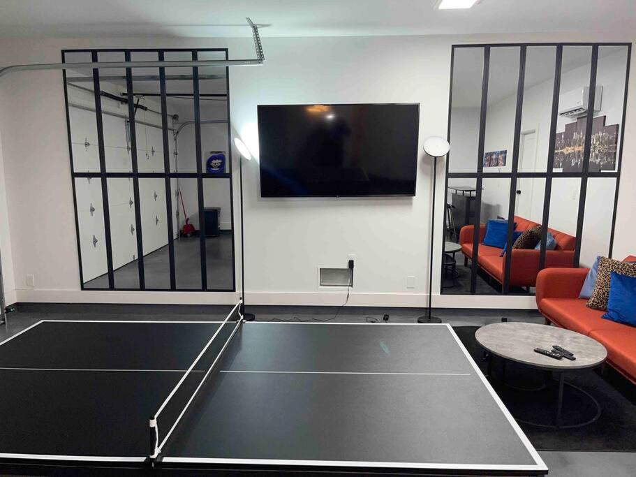 Downtown New 3 Story Sleeps 14 view 4