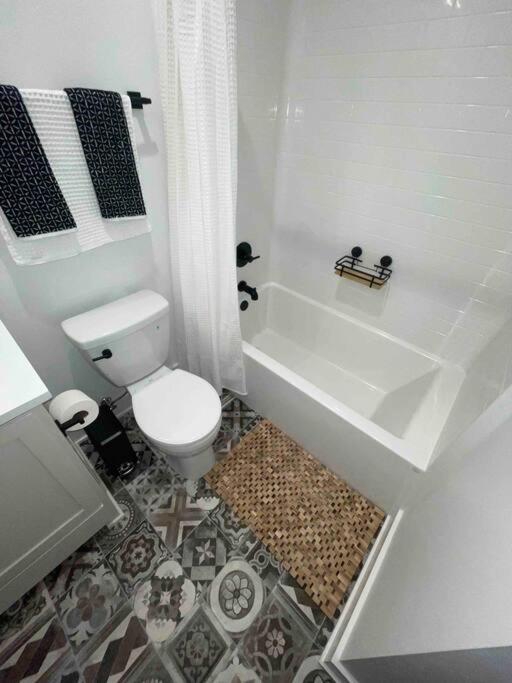 Downtown New 3 Story Sleeps 14 view 5