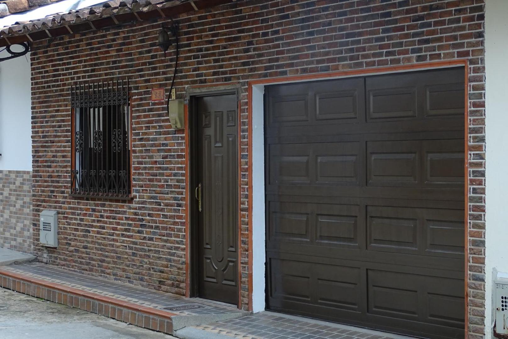 CASA COMPLETA CERCA DEL PARQUE CON GARAGE