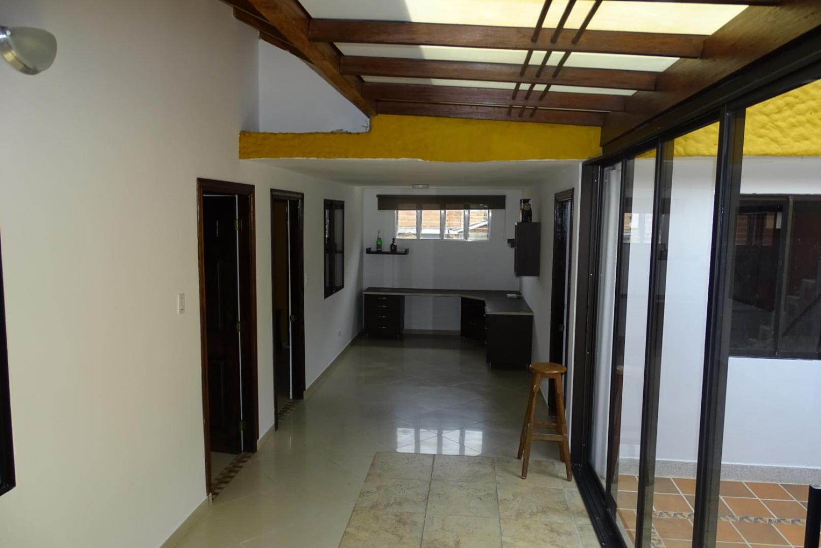 CASA COMPLETA CERCA DEL PARQUE CON GARAGE