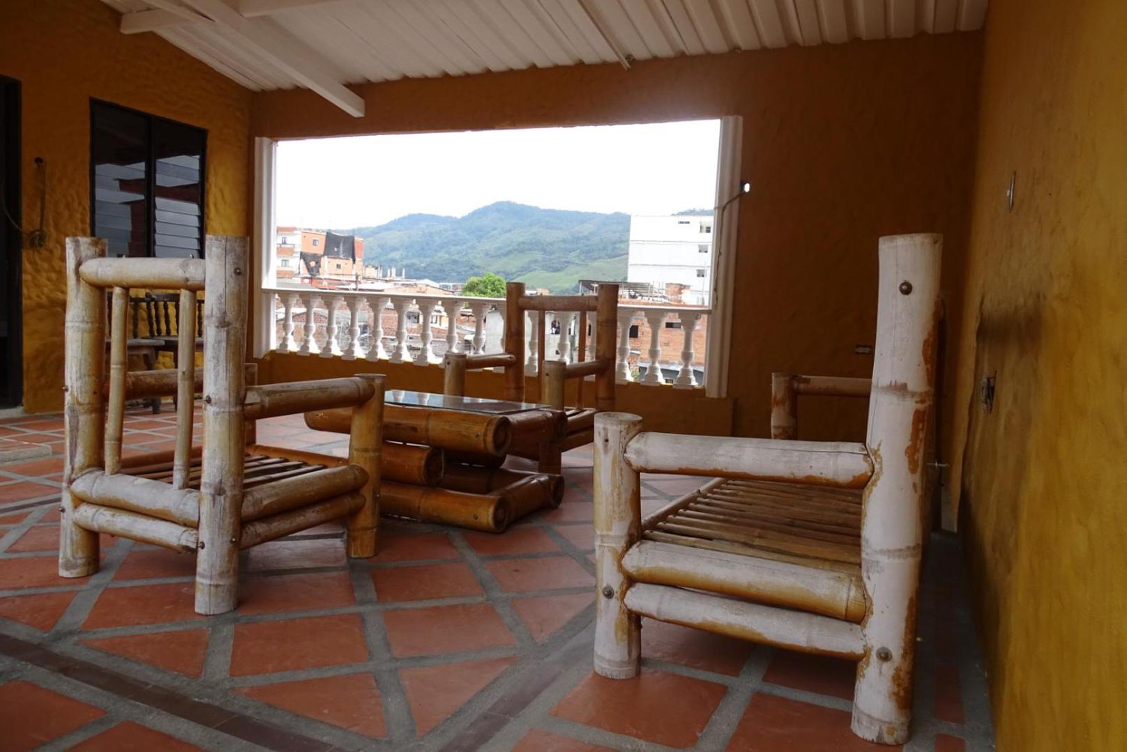 CASA COMPLETA CERCA DEL PARQUE CON GARAGE
