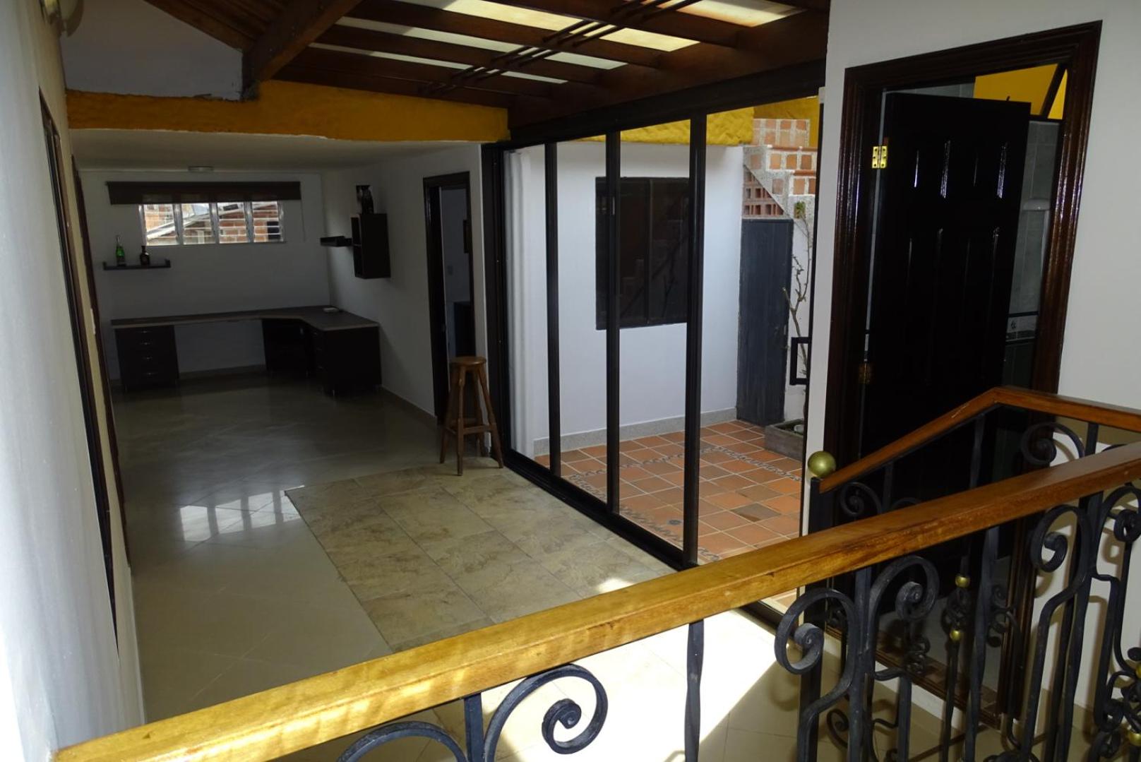 CASA COMPLETA CERCA DEL PARQUE CON GARAGE