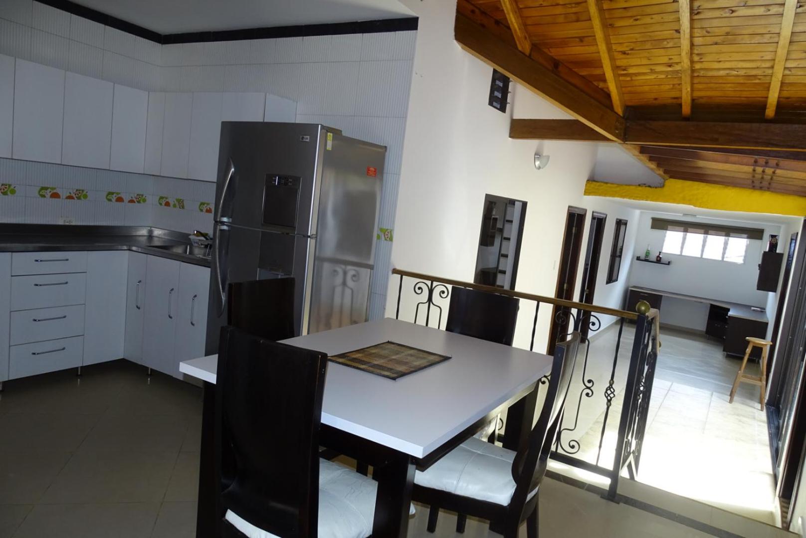 CASA COMPLETA CERCA DEL PARQUE CON GARAGE