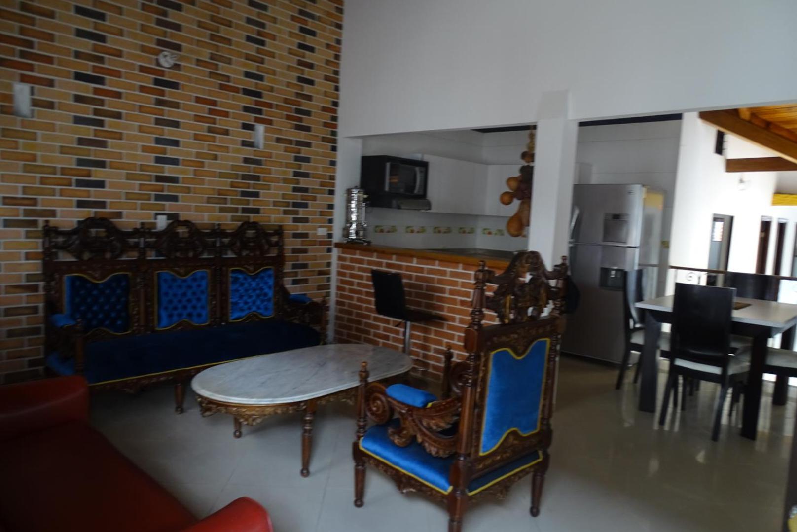 CASA COMPLETA CERCA DEL PARQUE CON GARAGE