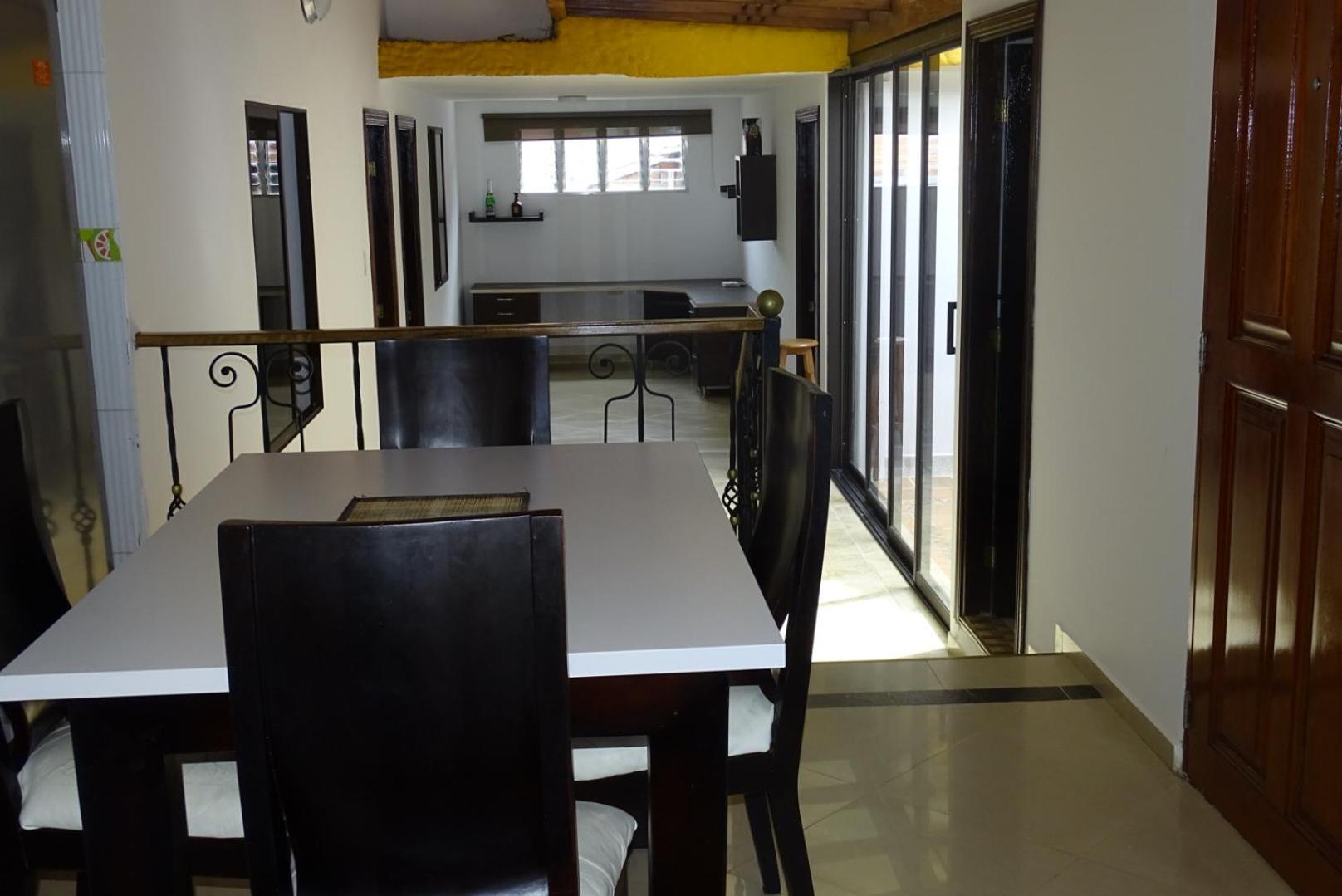 CASA COMPLETA CERCA DEL PARQUE CON GARAGE