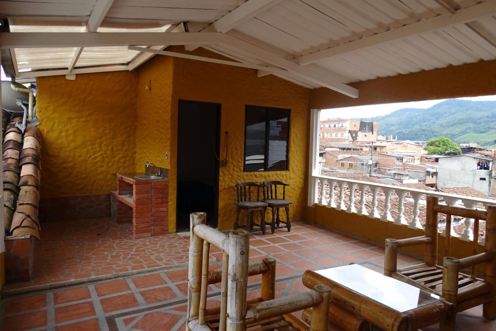 CASA COMPLETA CERCA DEL PARQUE CON GARAGE