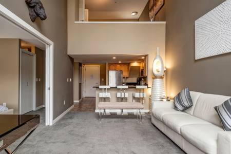 Modern Downtown Top Floor Penthouse With Bay Views view 2