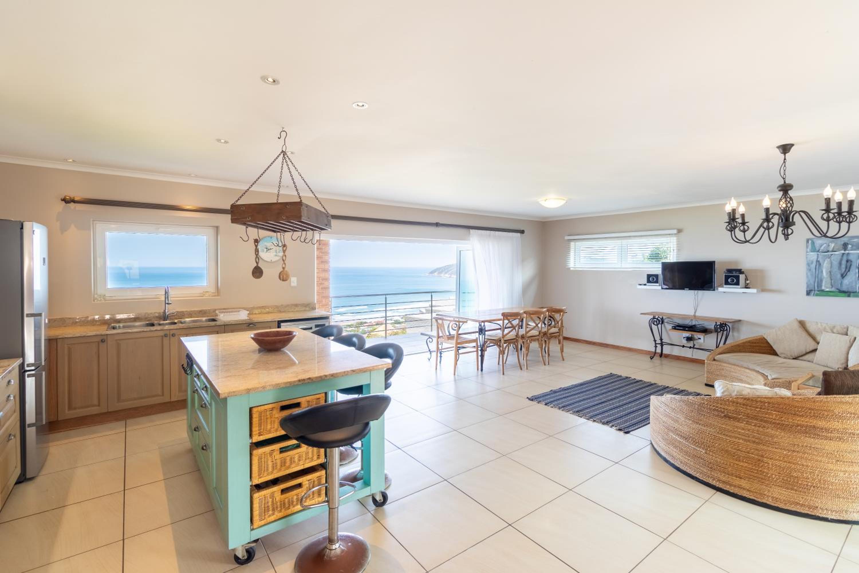 Comfy Holiday Home - Sleeps 8 - Central Wilderness view 3