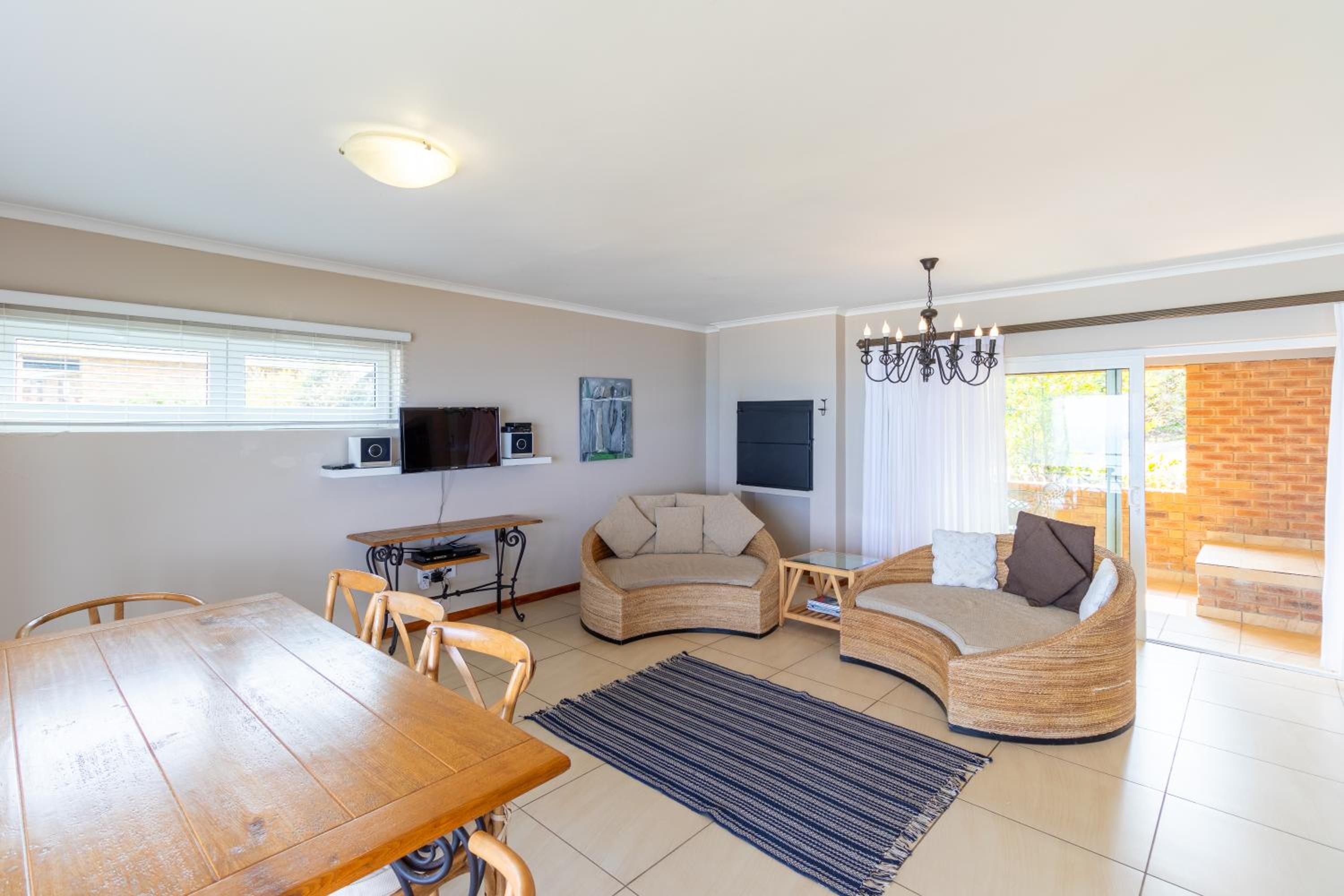 Comfy Holiday Home - Sleeps 8 - Central Wilderness view 5