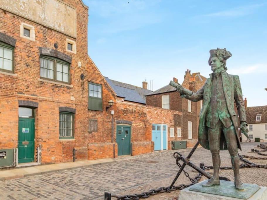 Town centre house, views over Quay & free parking! view 5