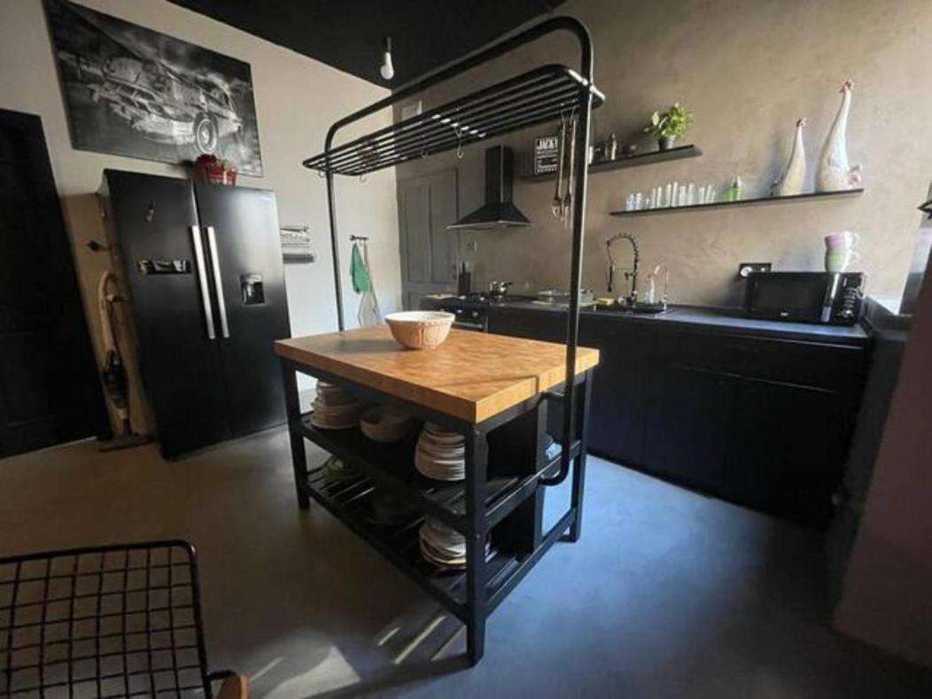 Gzira Prime Spot, Stylish Industrial Apt, Sleeps 11