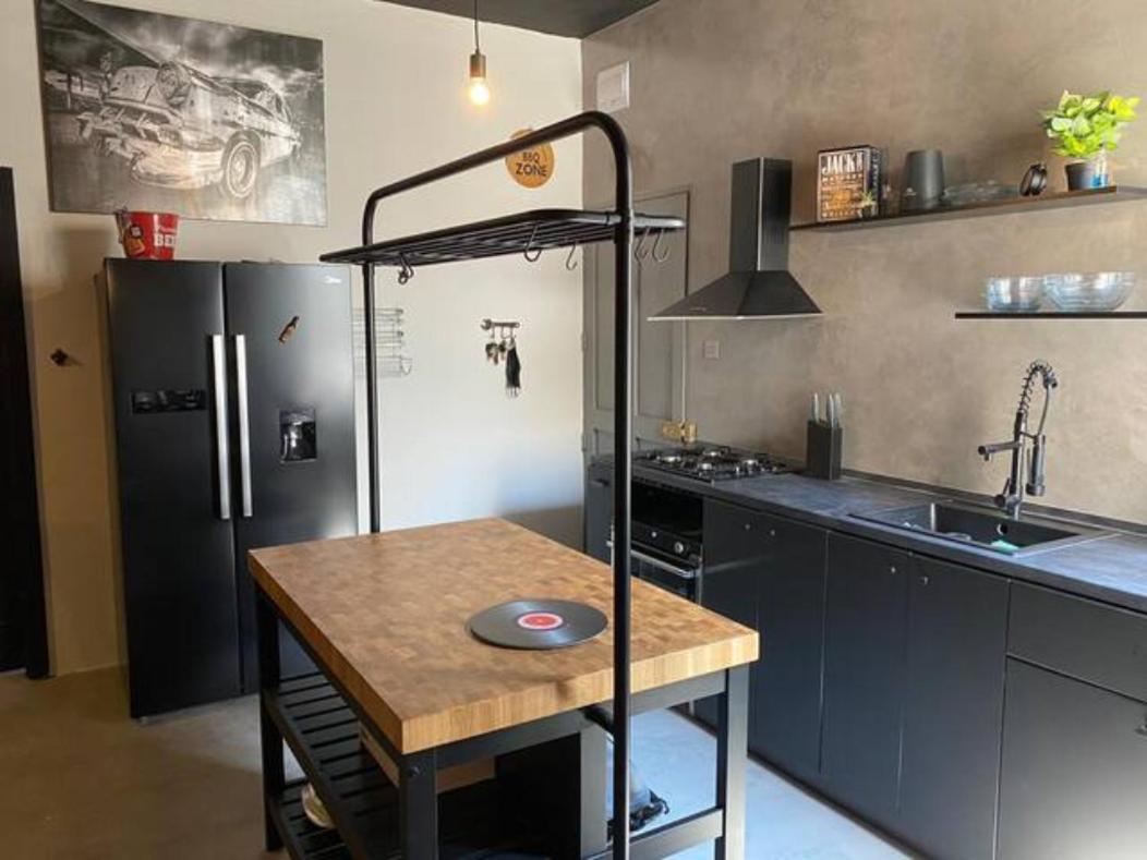 Gzira Prime Spot, Stylish Industrial Apt, Sleeps 11
