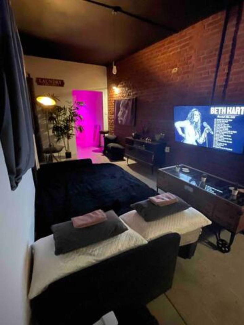Gzira Prime Spot, Stylish Industrial Apt, Sleeps 11