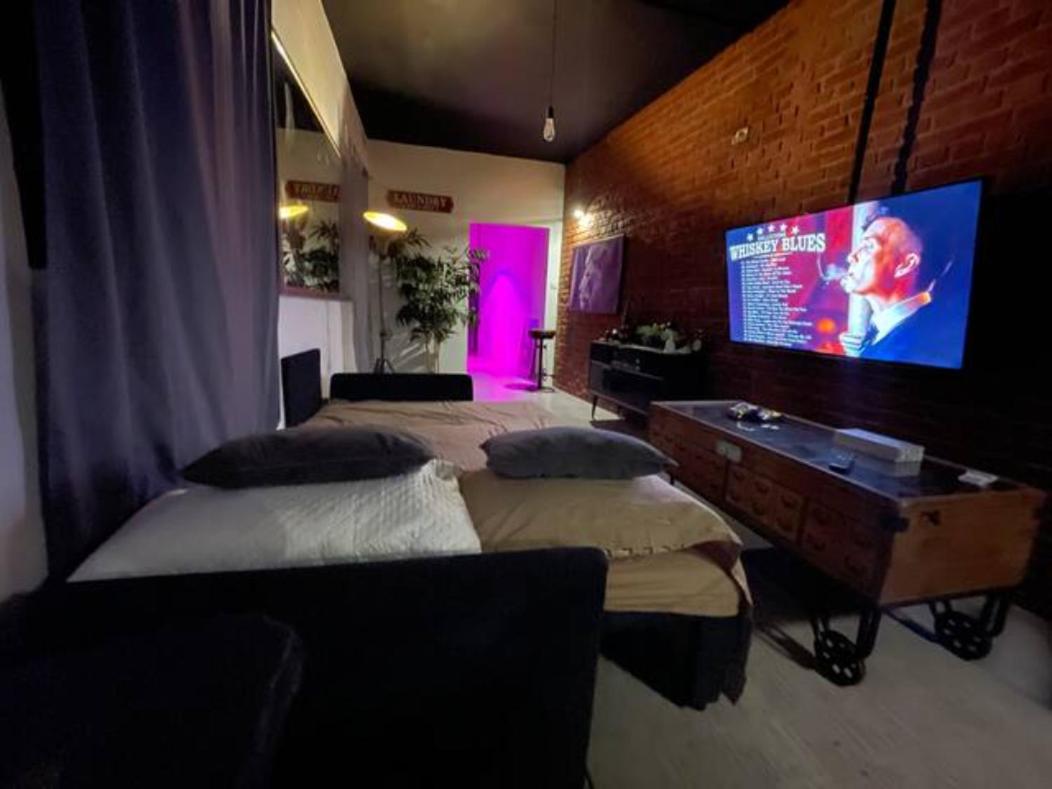 Gzira Prime Spot, Stylish Industrial Apt, Sleeps 11
