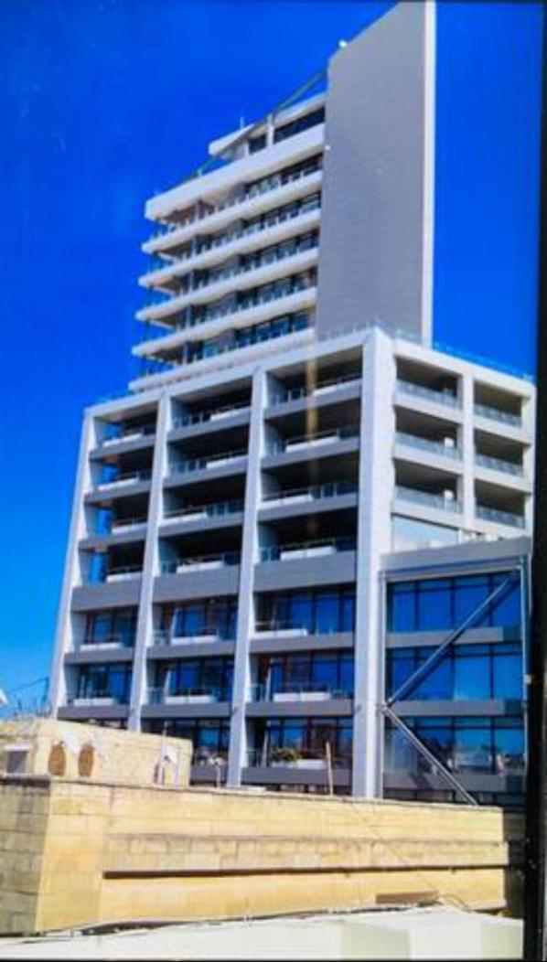 Gzira Prime Spot, Stylish Industrial Apt, Sleeps 11