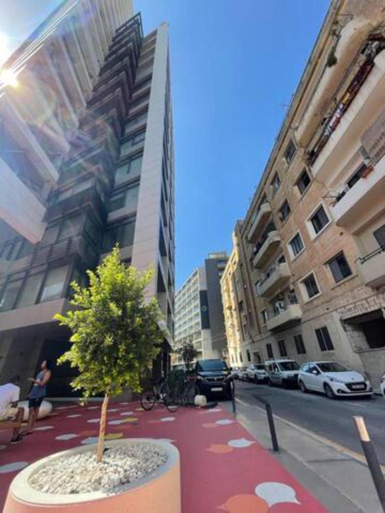 Gzira Prime Spot, Stylish Industrial Apt, Sleeps 11