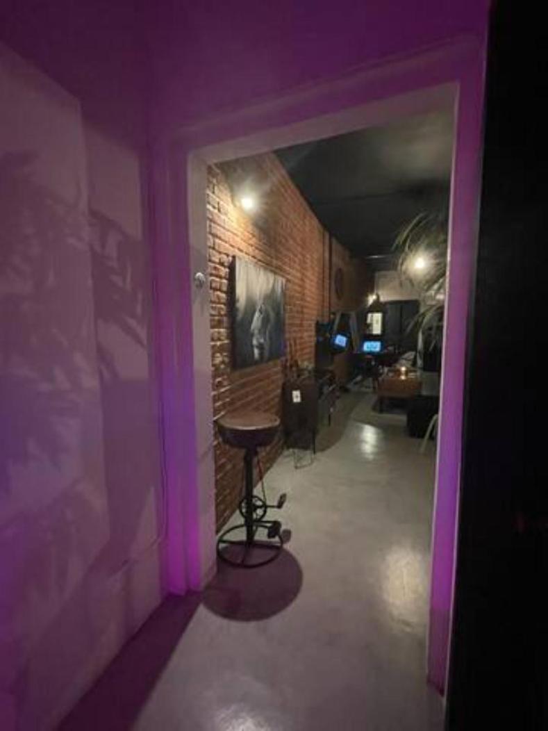 Gzira Prime Spot, Stylish Industrial Apt, Sleeps 11