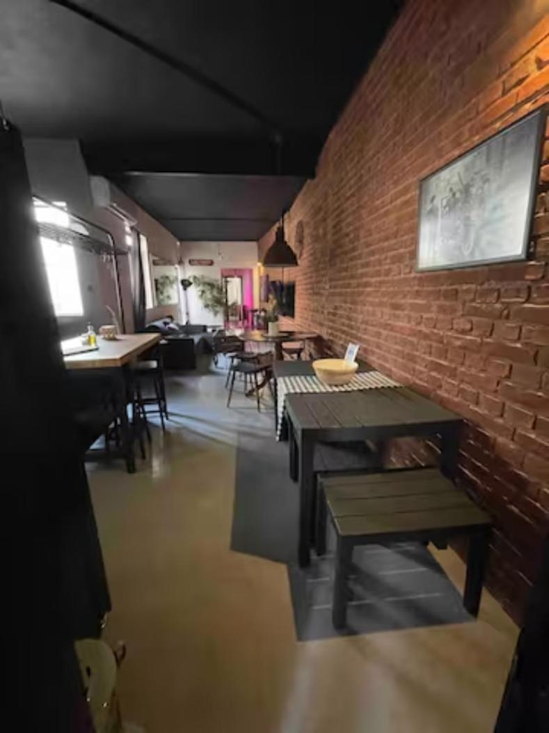 Gzira Prime Spot, Stylish Industrial Apt, Sleeps 11