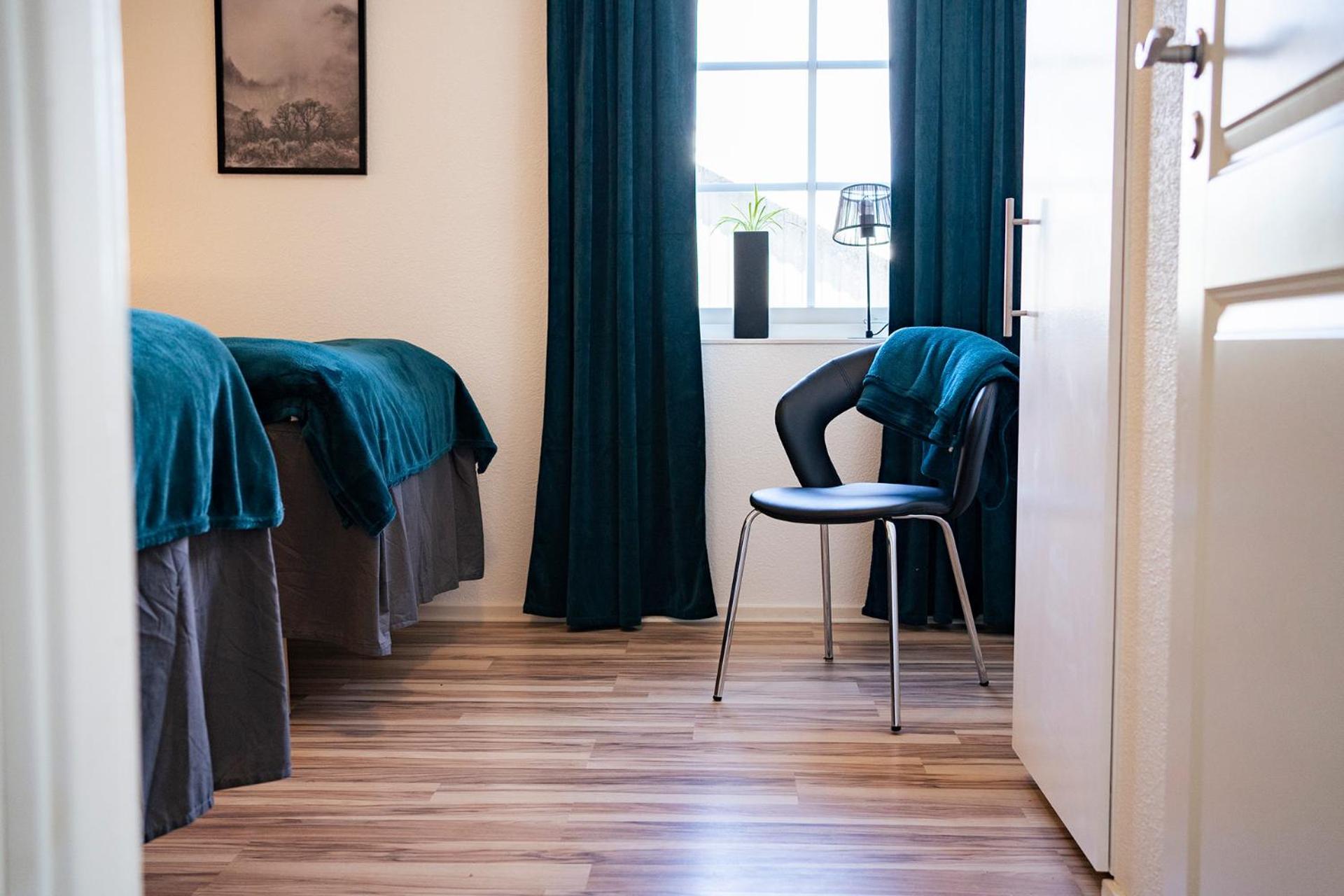 Rymligt radhus med trädgård & parkering