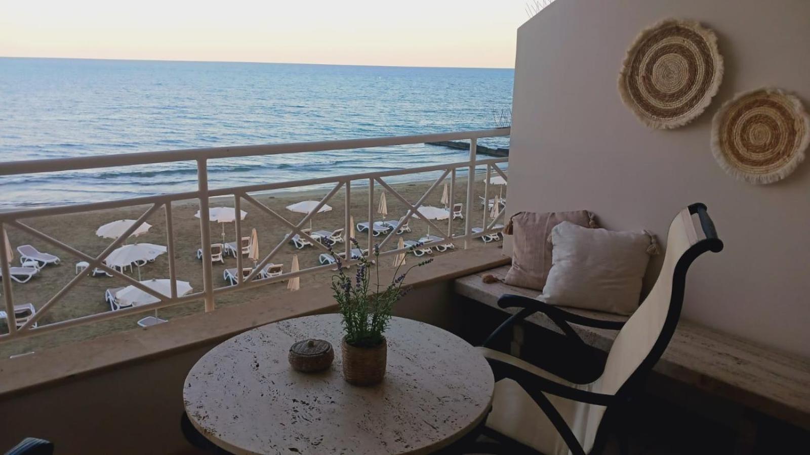 Quattro Beachfront Sea View Ap 4