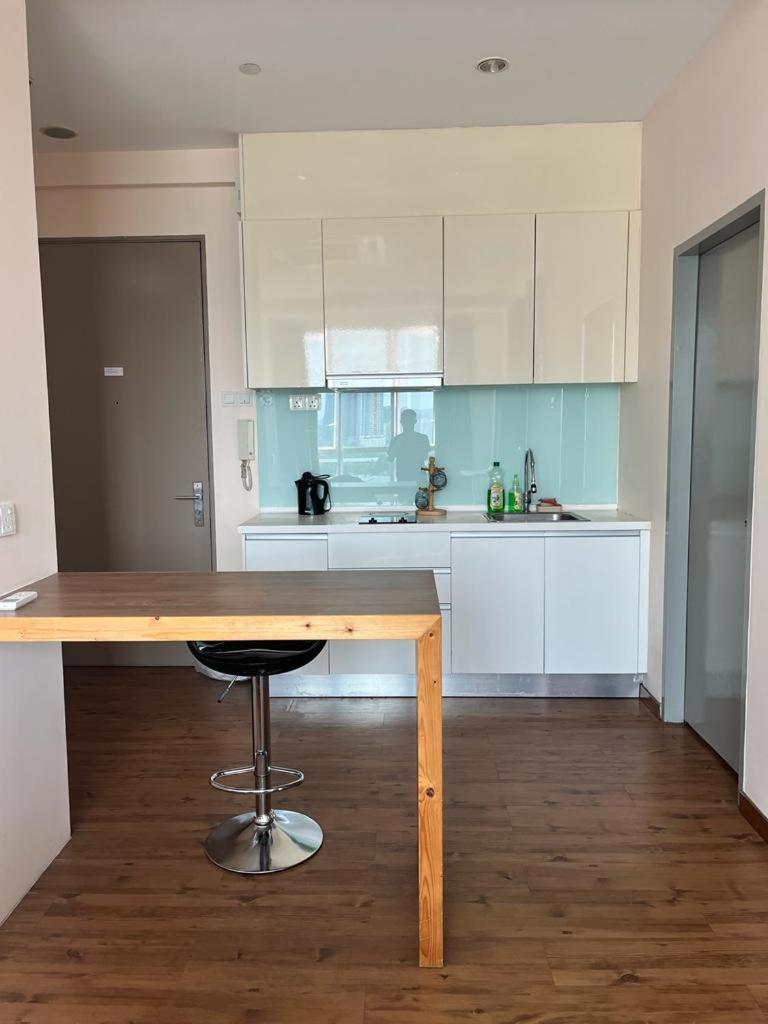 Happy House 2-4pax, 2 Free Parking Upstairs Mall, Columbia Hospital, TAR university,LRT Station,